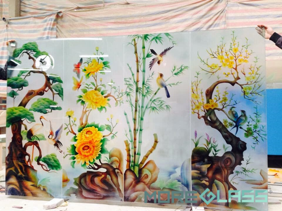 .
Những người thợ Moreglass đã sử dụng sự khéo léo của mình để làm cho những tấm kính trở nên sống động hơn bằng cách thể hiện sự luân chuyển của thời gian và sự tiếp nối của sự sống bằng cách tượng trưng cho 4 mùa trong năm: mùa xuân - mai, mùa hè - trúc, mùa thu - cúc, mùa đông - tùng.